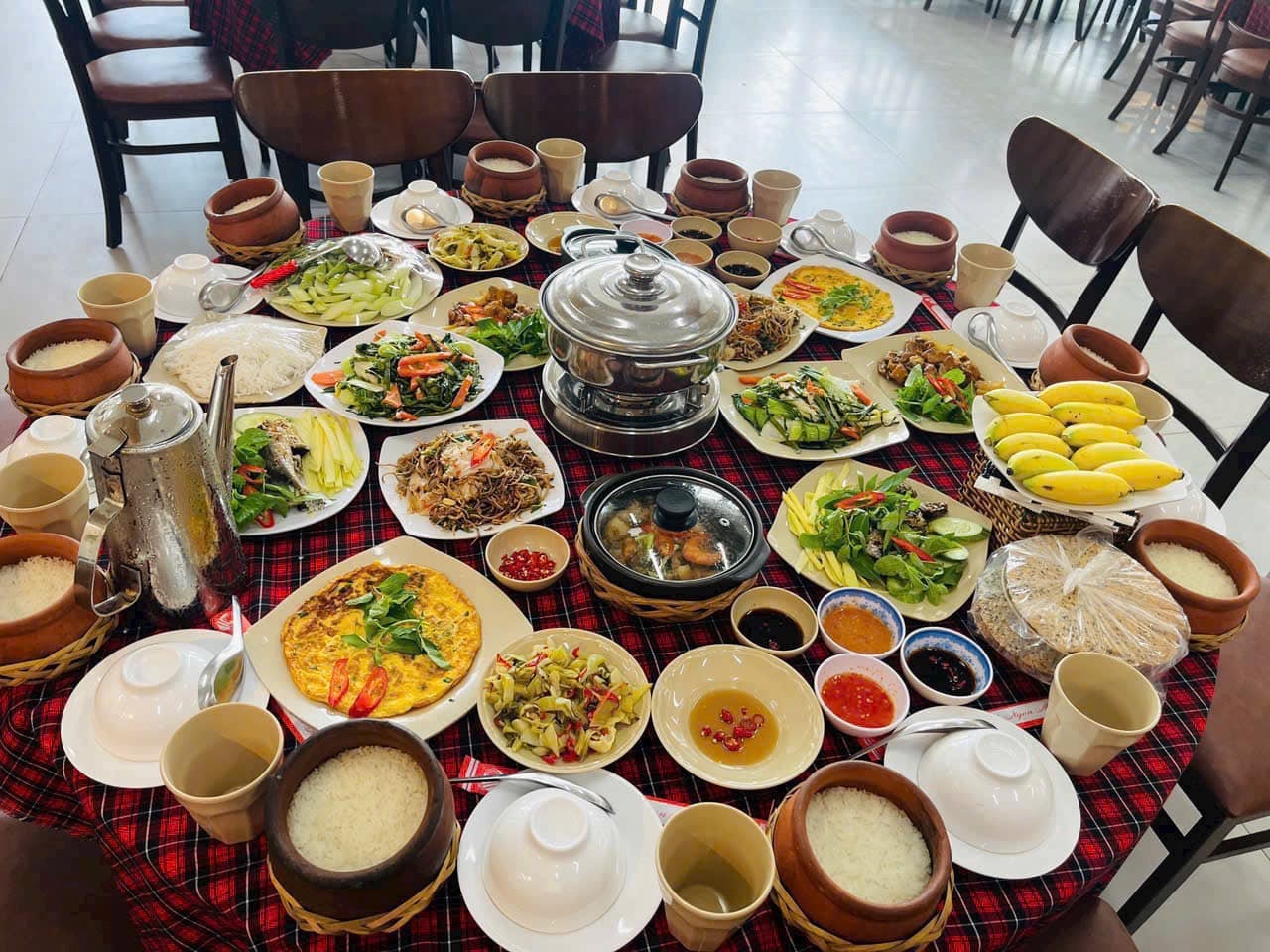 Đánh giá quán cơm niêu Út Nhân: Mâm cơm gợi lại tuổi thơ