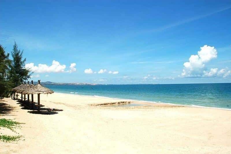Đánh giá bãi biển Cam Bình: Không xô bồ, cực kỳ chill và còn được ăn hải sản tươi rói! 7
