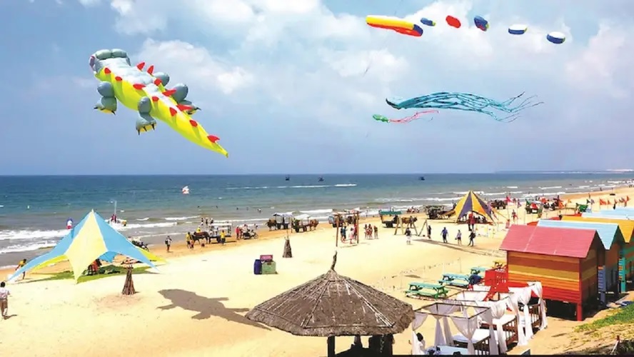 Đánh giá bãi biển Cam Bình: Không xô bồ, cực kỳ chill và còn được ăn hải sản tươi rói!