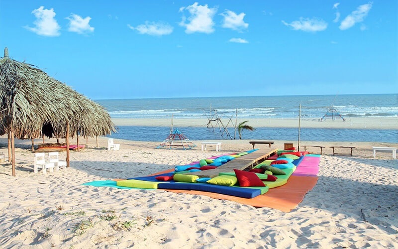 Đánh giá bãi biển Cam Bình: Không xô bồ, cực kỳ chill và còn được ăn hải sản tươi rói!