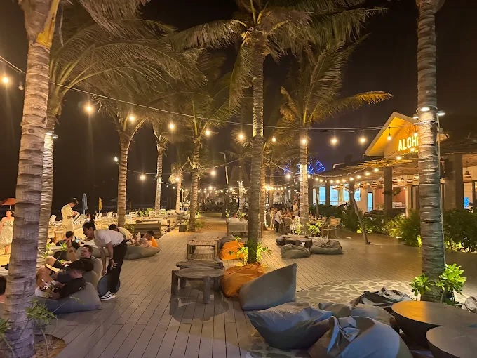 Đánh giá quán Aloha Beach Club &#8211; Kết hợp giữa biển xanh, món ngon và phong cách
