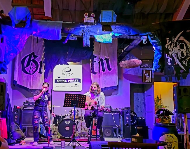 Đánh giá quán Hải Tặc Mũi Né (Muine Pirate Restaurant & Live Music Bar) – Món Ngon, Nhạc Sống Cháy Hết Mình