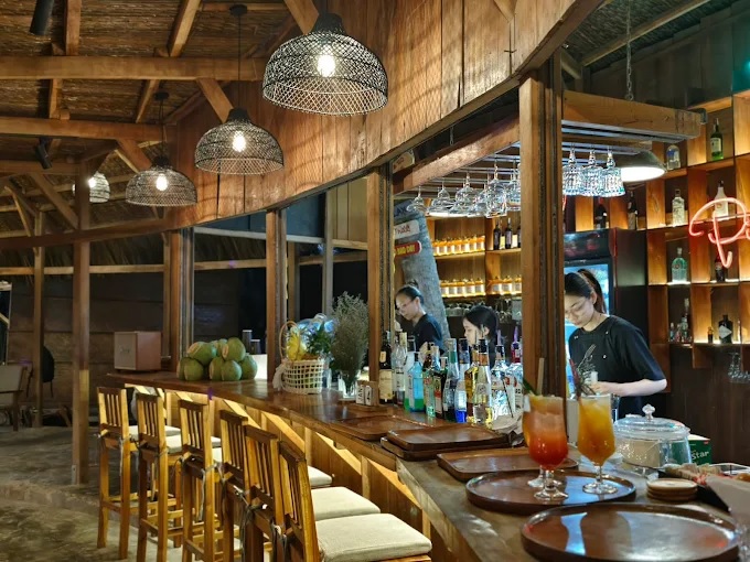 Đánh giá quán Pineapple Mũi Né – Chill từ bờ cát tới ly cocktail, đáng đi hay chỉ đẹp trên ảnh?