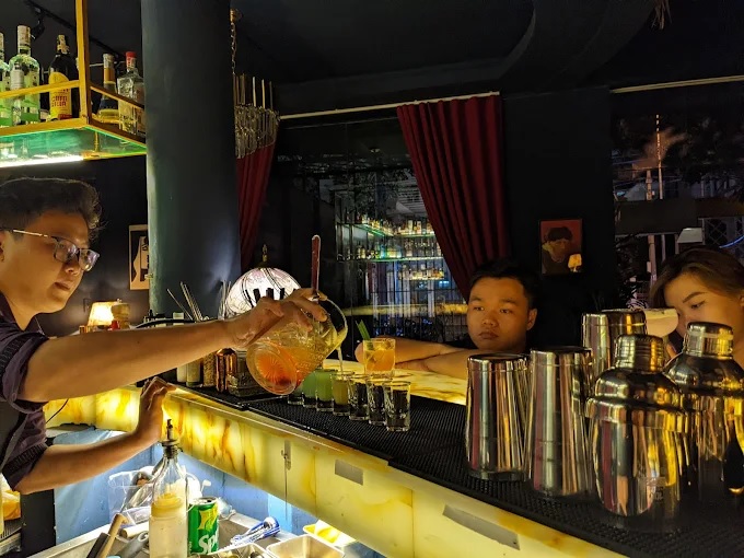 Đánh giá quán Terra Blues – Cocktail ngon, bartender duyên, không gian chill miễn chê
