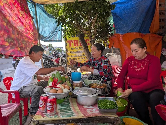 Đánh Giá Quán Bánh Căn Cô Chín 223 – Có Gì Hấp Dẫn?