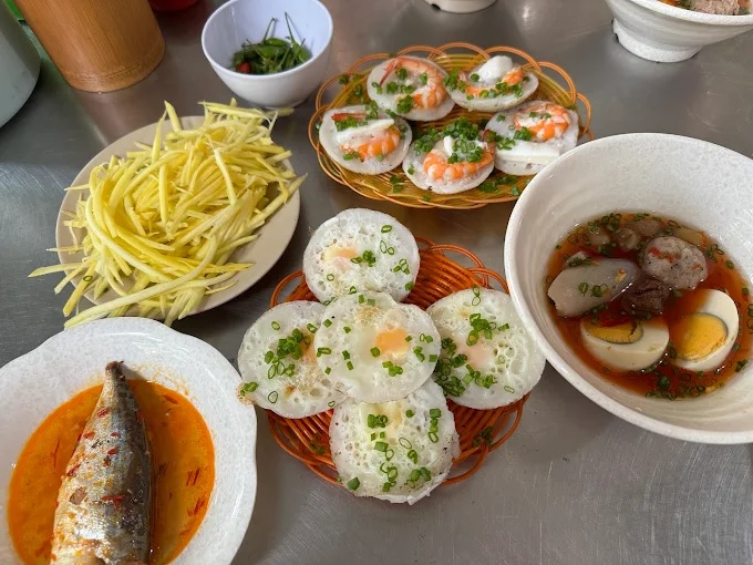 Đánh Giá Quán Bánh Căn Tám &#8211; Đã Đến Là Phải Ghé Quán Tám!
