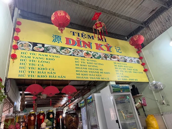 Đánh Giá Tiệm Mỳ Dìn Ký - Không Gian Nhỏ, Hương Vị Lớn 1